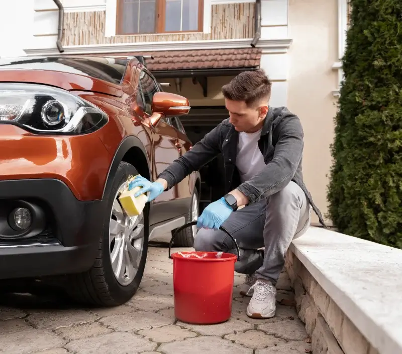 Lavage auto à domicile Sainte-Magnance : professionnel intervenant sur un véhicule